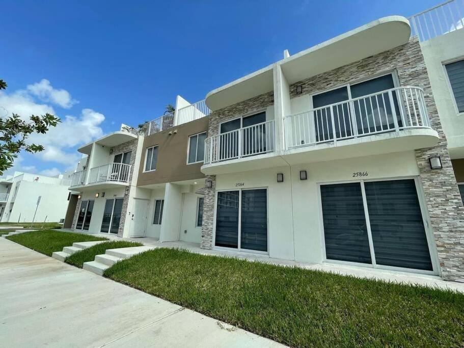 Vacay Spot Experience Luna Sky! 65" Tv Bar, Bbq, Shower Massage Jets, Music, Go To Fl Keys โฮมสเตด ภายนอก รูปภาพ