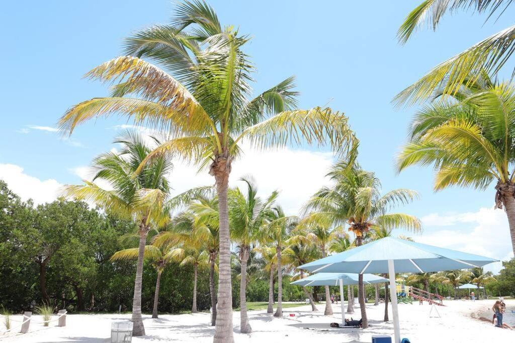 Vacay Spot Experience Luna Sky! 65" Tv Bar, Bbq, Shower Massage Jets, Music, Go To Fl Keys โฮมสเตด ภายนอก รูปภาพ