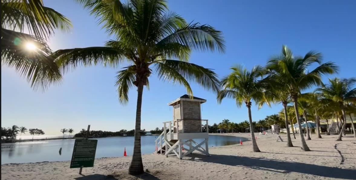 Vacay Spot Experience Luna Sky! 65" Tv Bar, Bbq, Shower Massage Jets, Music, Go To Fl Keys โฮมสเตด ภายนอก รูปภาพ
