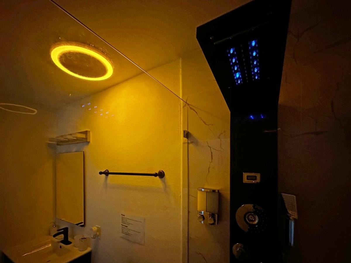 Vacay Spot Experience Luna Sky! 65" Tv Bar, Bbq, Shower Massage Jets, Music, Go To Fl Keys โฮมสเตด ภายนอก รูปภาพ
