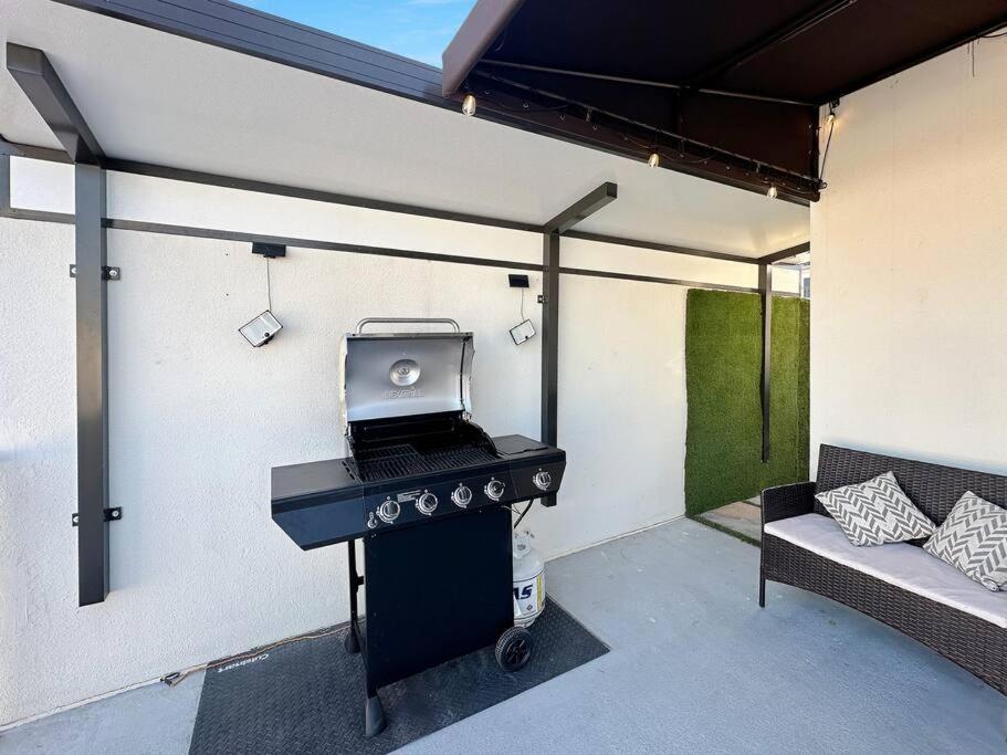 Vacay Spot Experience Luna Sky! 65" Tv Bar, Bbq, Shower Massage Jets, Music, Go To Fl Keys โฮมสเตด ภายนอก รูปภาพ
